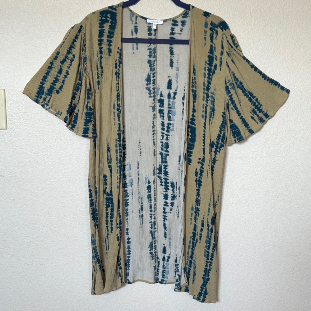 Maurices Kimono./ Flowy short sleeves.
Tan with turquoise designs. Sz 0X